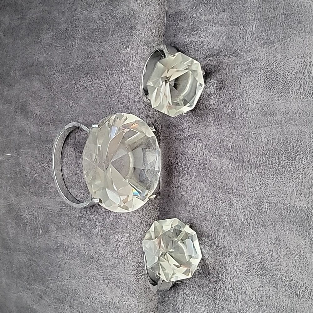 3 rings 💍 could be used as paper weight, napkin holders or decor.